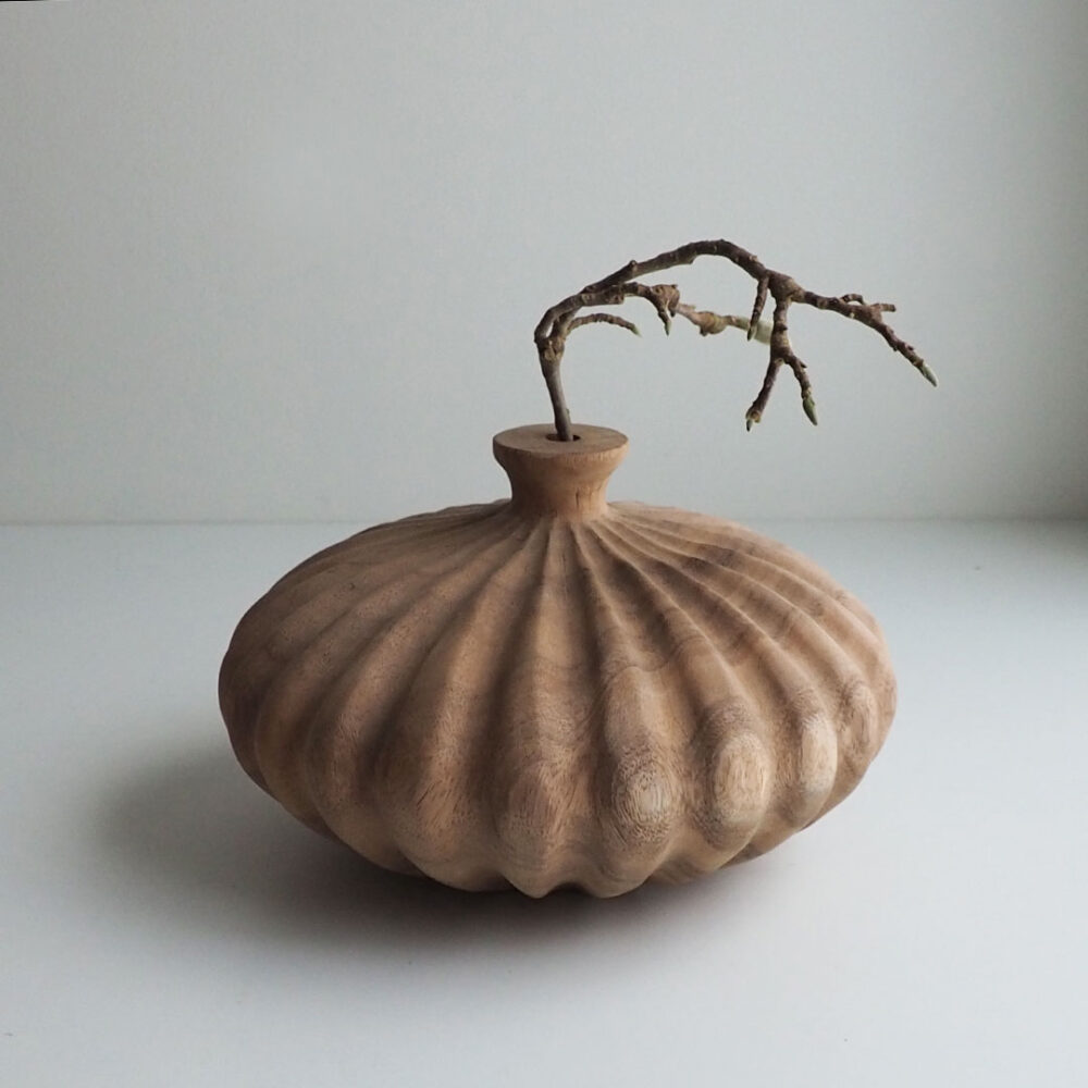 Puinen vaasi, matala (kaiverrettu)