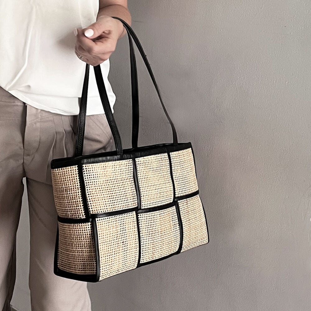 Rottinkilaukku (M) nahkayksityiskohdilla