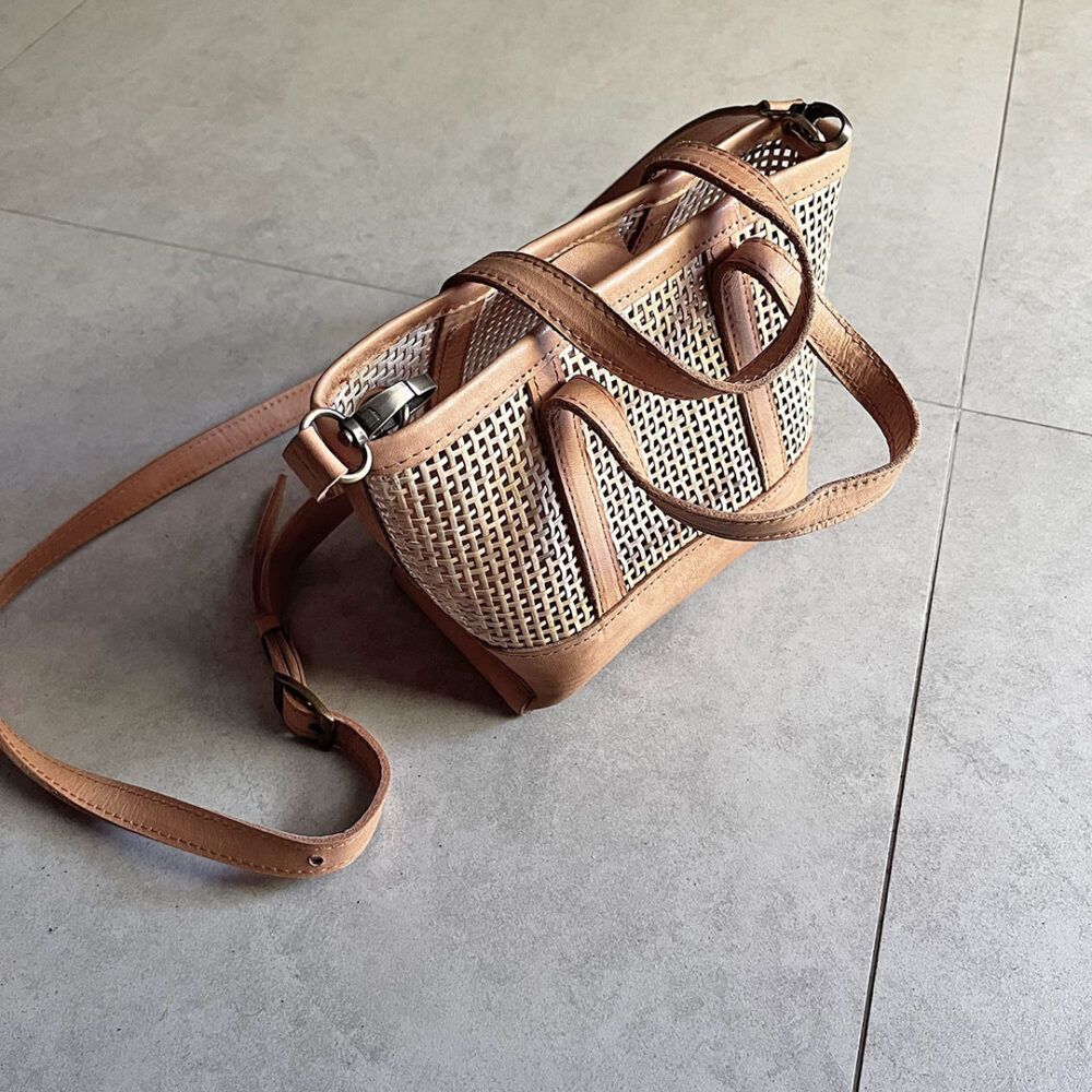 Olkalaukku (S) rottinkia, nahkayksityiskohdat