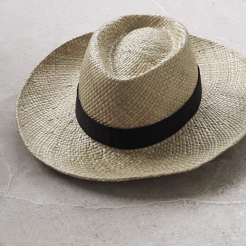 Klassinen olkihattu mustalla nauhalla